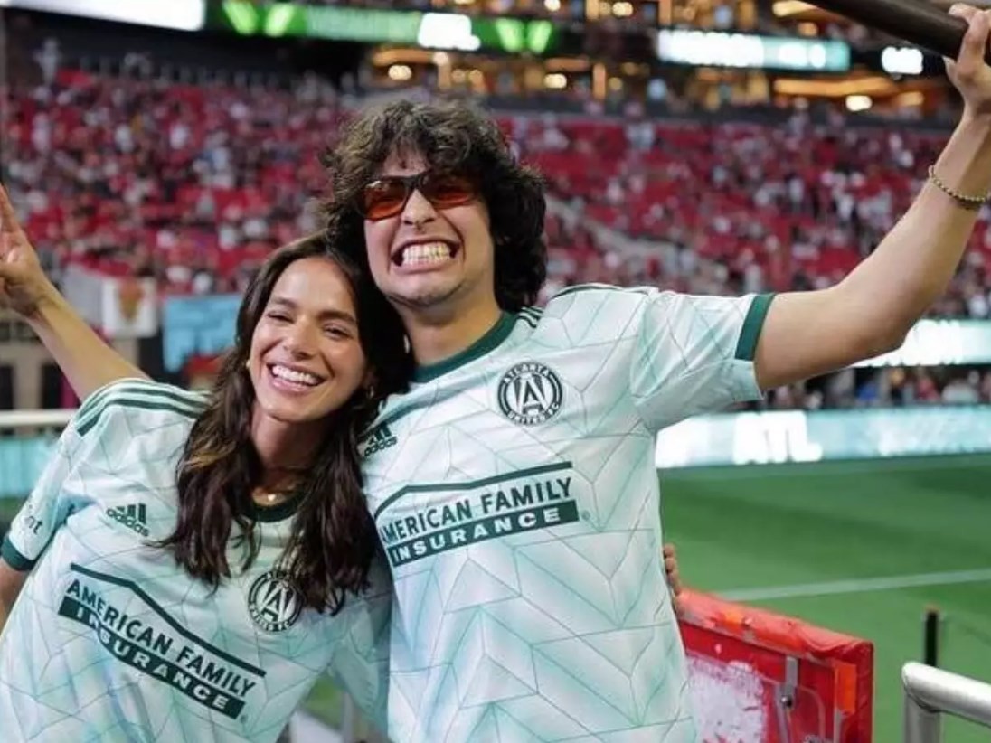 Bruna Marquezine e Xolo Maridueña, em jogo de futebol — Foto: Reprodução/Instagram