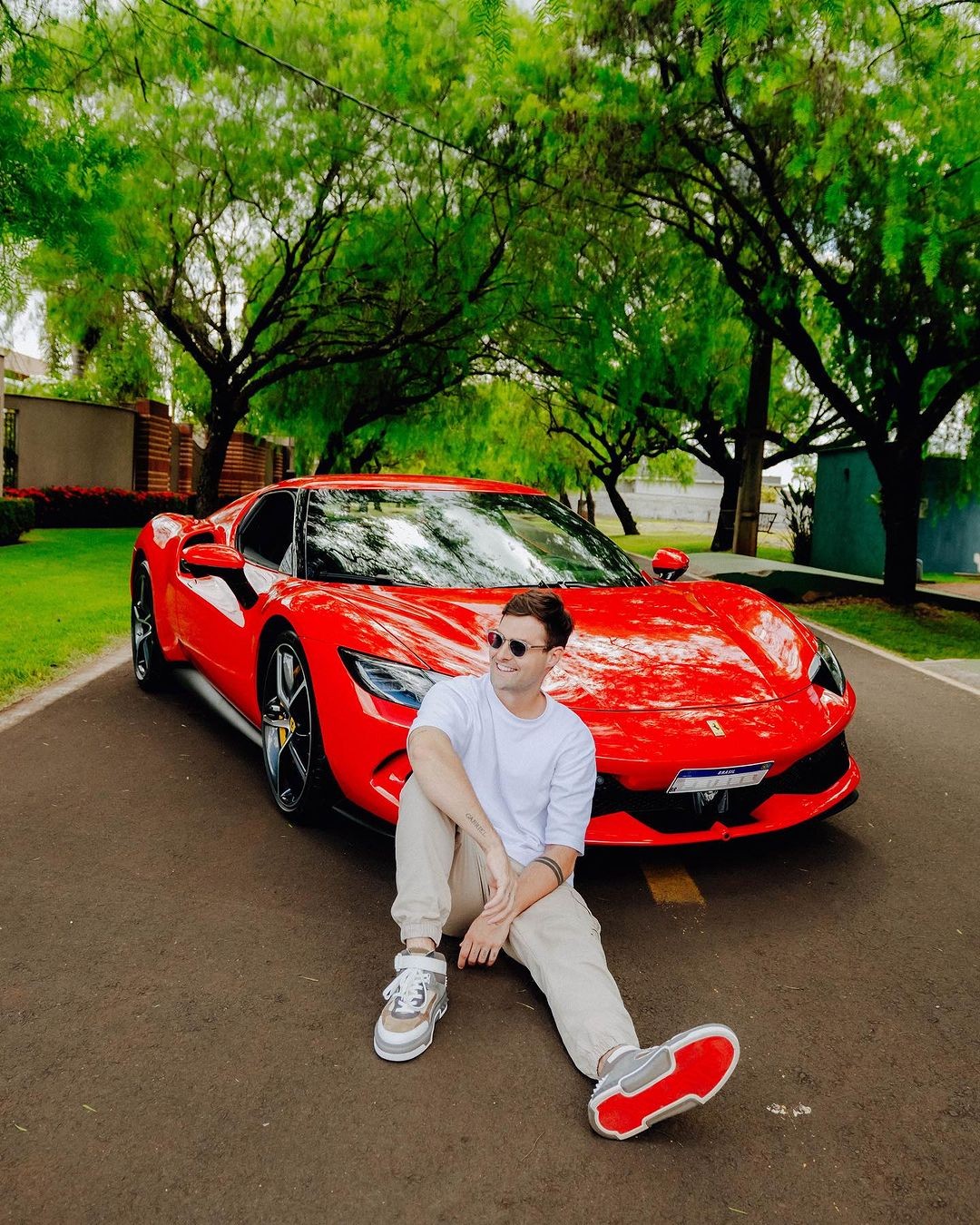 Influenciador Rezende comprou Ferrari e mostrou carro de luxo para os fãs — Foto: Reprodução Instagram