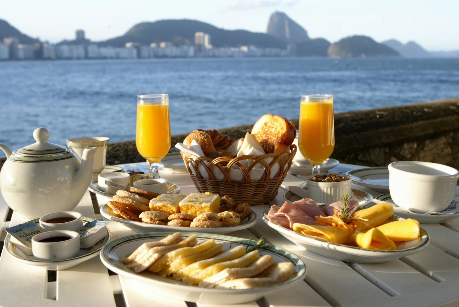 Chá da Confeitaria Colombo, no Forte de Copacabana — Foto: André Teixeira / Agência O Globo