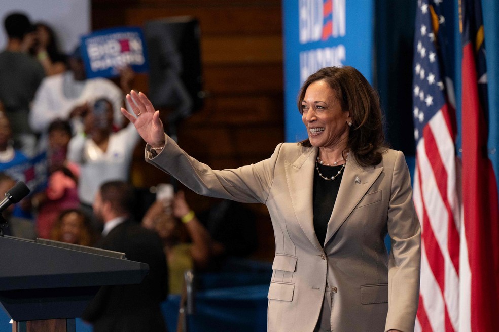 A vice-presidente dos EUA, Kamala Harris, acena para o público durante evento de campanha em Fayetteville, na Carolina do Norte — Foto: Allison Joyce/AFP