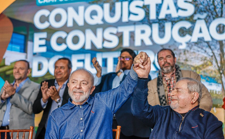 O presidente Lula e o escritor Raduan Nassar, durante evento no campus Lagoa do Sino, da UFSCar