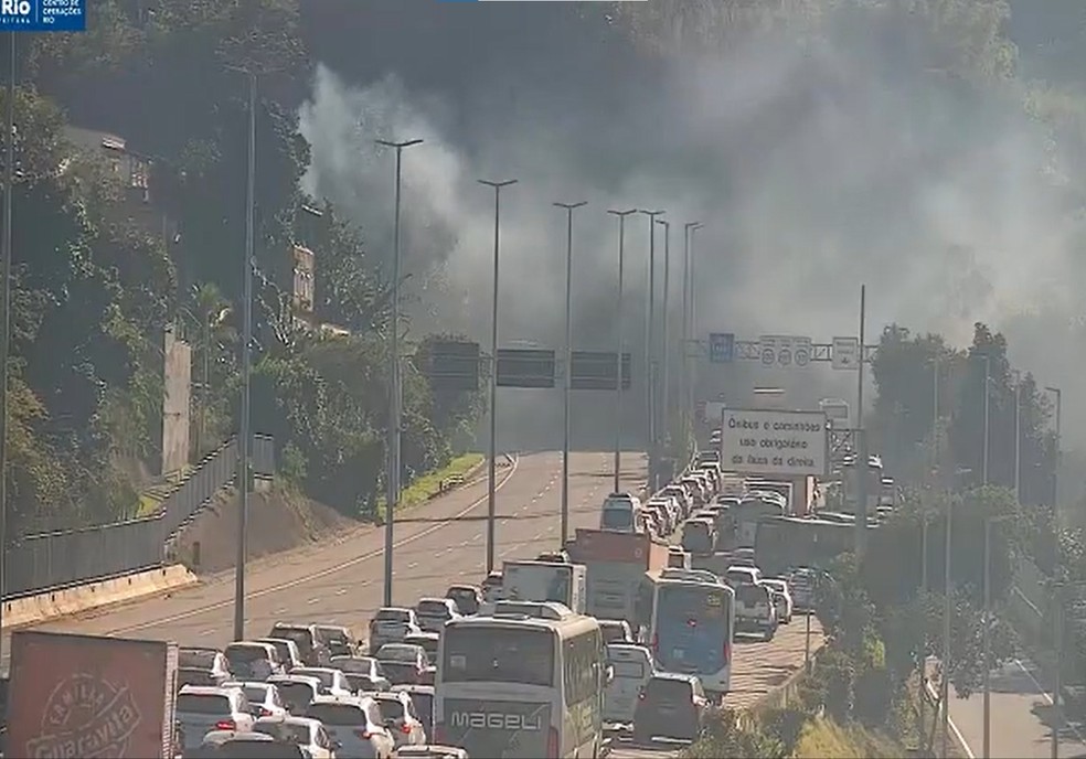 Um caminhão em chamas ocupa uma faixa da Linha Amarela, na altura do Túnel da Covanca, no sentido Fundão — Foto: Reprodução/COR/X