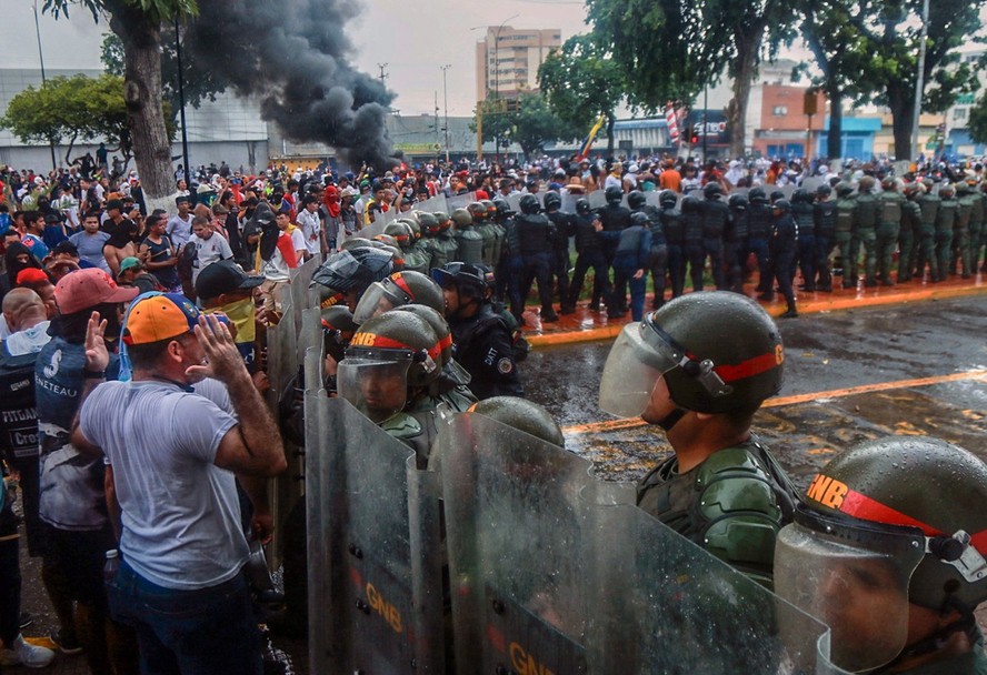 Polícia venezuelana faz contenção de manifestantes durante protesto contra a reeleição de Nicolás Maduro