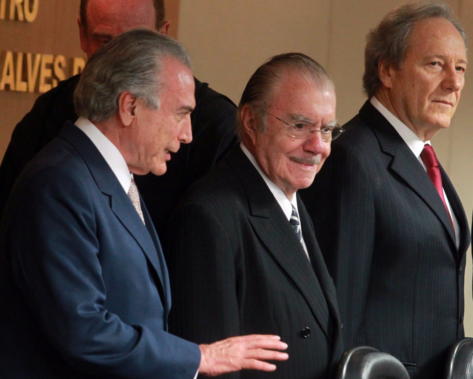 Michel Temer ao lado do presidente do Senado, José Sarney e do vice-presidente do Supremo Tribunal Federal, ministro Ricardo Lewandowski, durante Sessão extraordinária de posse dos excelentíssimos ministros Augusto Nardes e Aroldo Cedraz, nos cargos de Presidente e Vice-presidente do Tribunal de Contas da União — Foto: Givaldo Barbosa/Agência O Globo