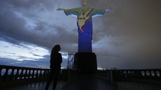 Cristo Redentor recebe projeção de imagens em homenagem aos 40 anos do Rock in Rio — Foto: Domingos Peixoto / Agência O Globo