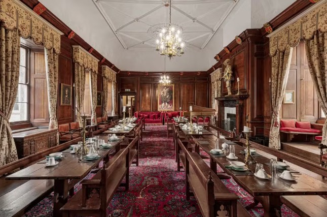 Propriedade localizada no Reino Unido conta com interiores dignos da realeza — Foto: Divulgação/United Kingdom Sotheby's International Realty