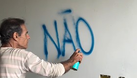 Mário Gomes picha parede da própria mansão e pede ajuda