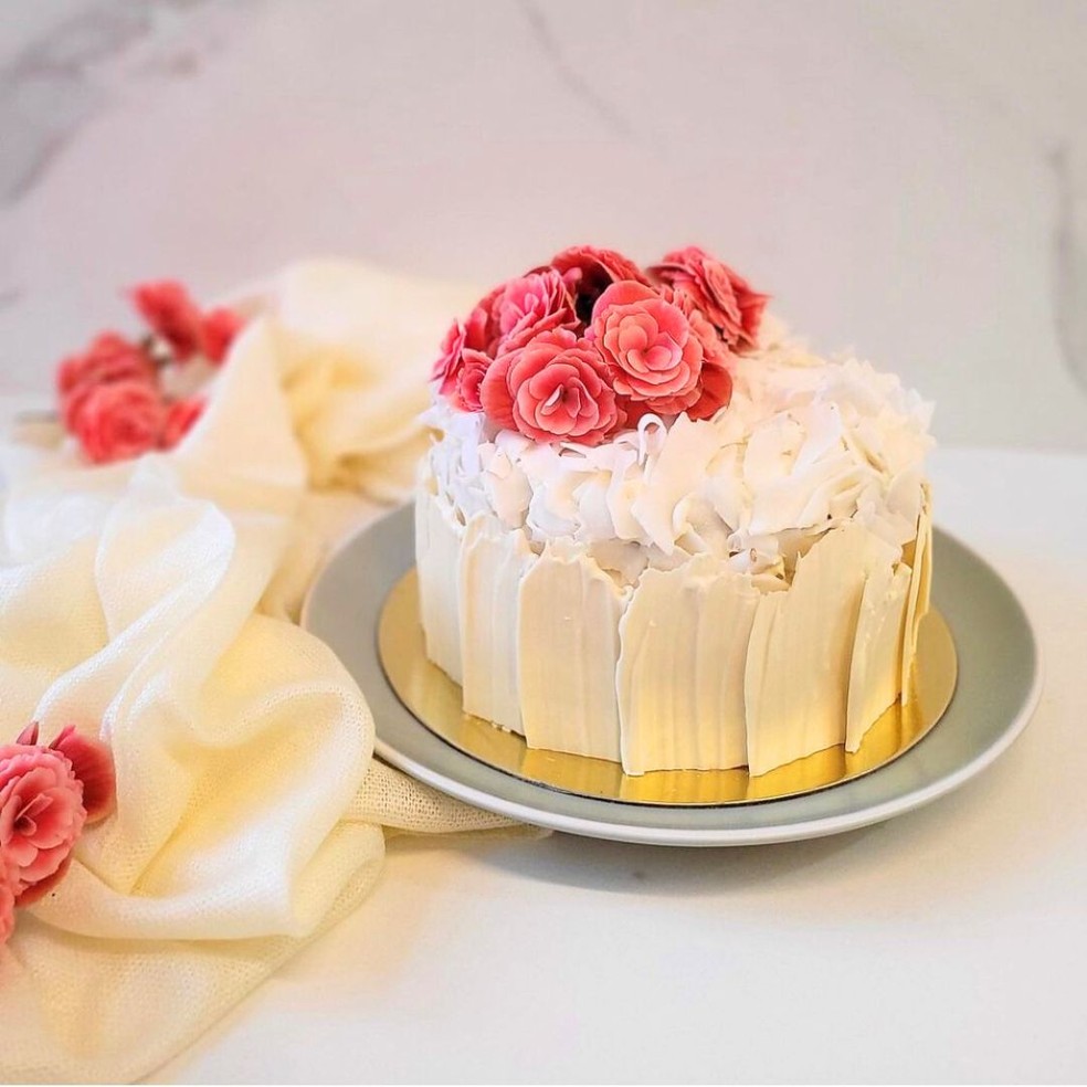 O Gâteau Maman, criação de Frederic de Maeyer, combina genoise de coco, 4 leites, cumaru, compota artesanal de blueberry e é coberto com lascas de coco e chocolate belga branco  — Foto: Divulgação/Tomás Rangel