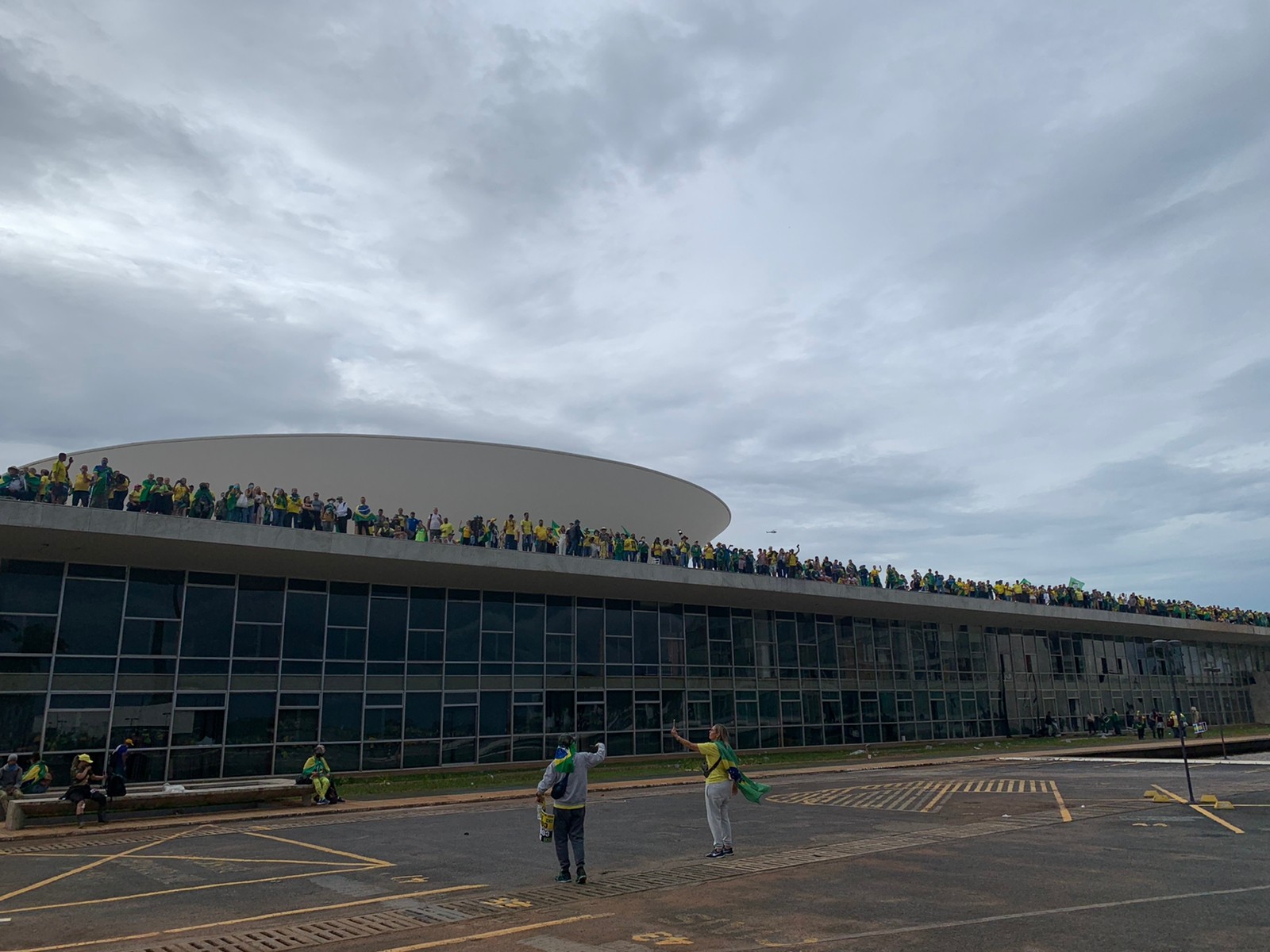 Terroristas bolsonaristas ocupam a parte superior do Congresso — Foto: Patrik Camporez / O Globo