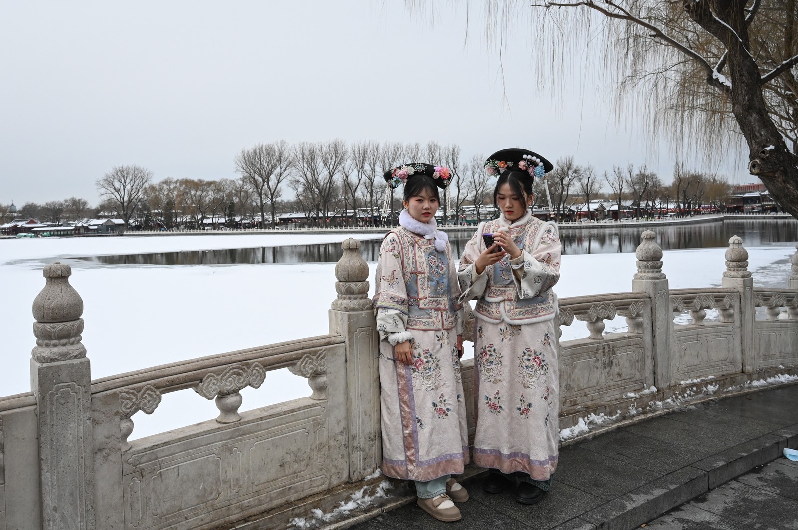 Celebrações do Ano Novo Chinês em meio à neve — Foto: JADE GAO / AFP