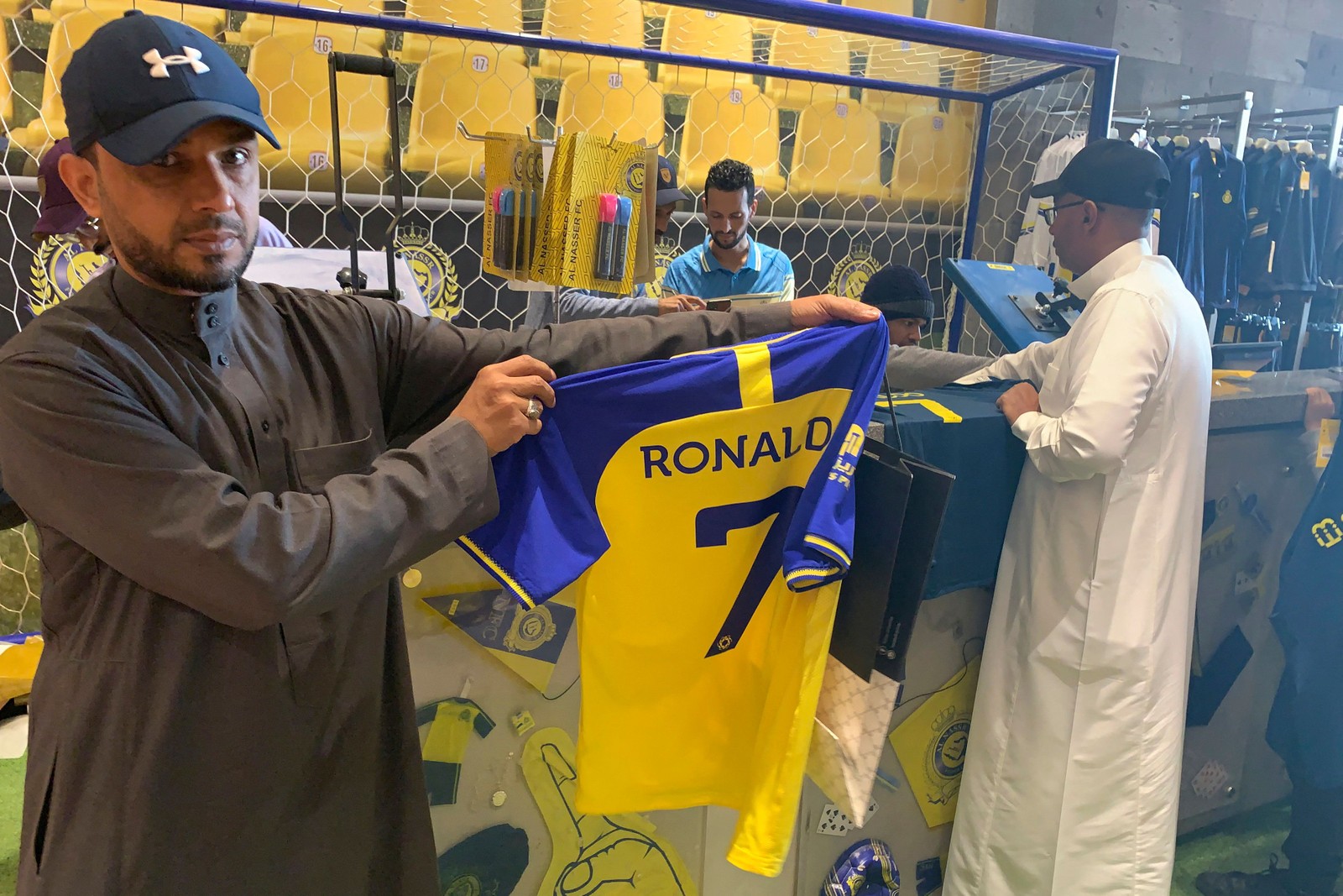 Torcedores posam com a camisa da nova contratação do clube — Foto: Fayez Nureldine / AFP