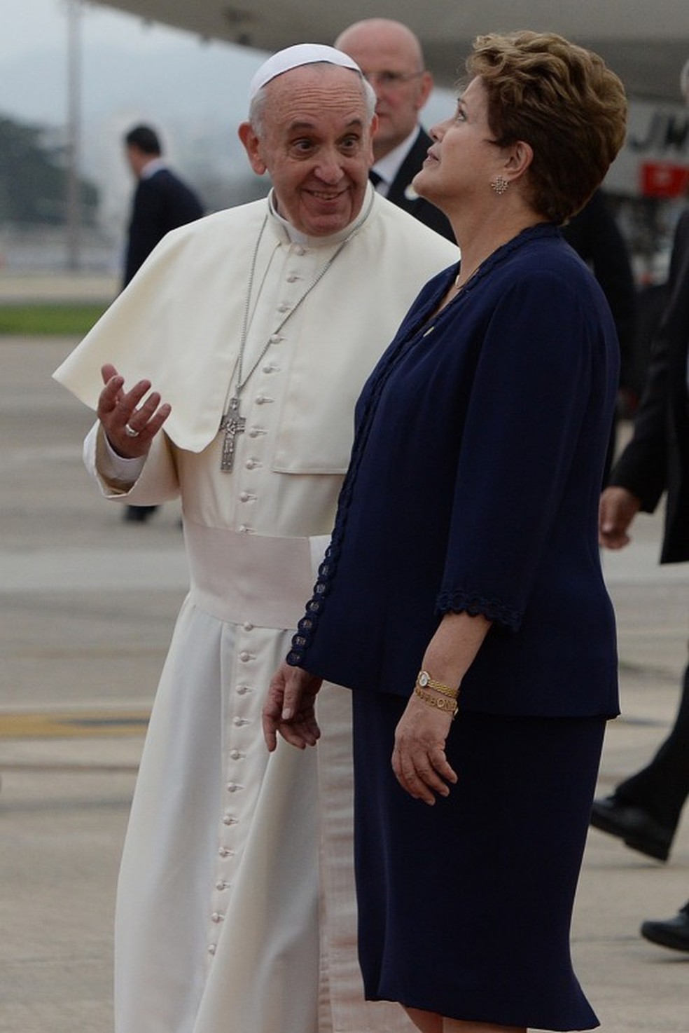 Papa Francisco é recebido pela então presidente Dilma Rousseff durante desembarque no Rio — Foto: YASUYOSHI CHIBA/AFP