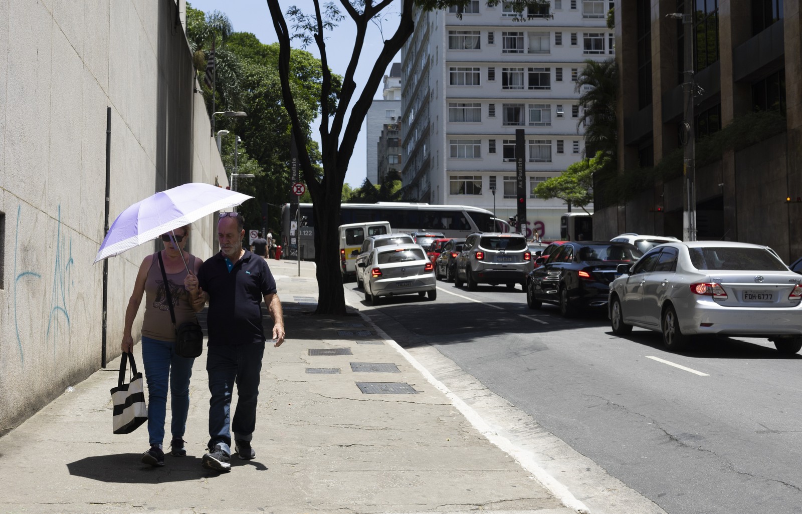 Cidades mais afetadas pela onda de calor estão divididas em 13 estados — Foto: Maria Isabel Oliveira/Agência O Globo