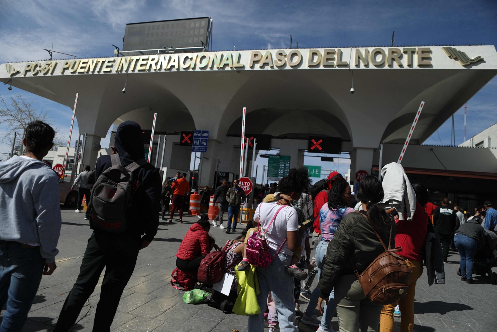 Centenas de imigrantes tentam atravessar fronteira do México com os EUA após boato sobre autorização — Foto: Herika Martinez / AFP