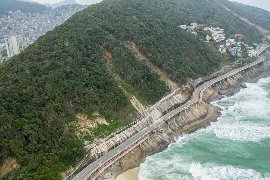 O costão do Elevado do Joá, de onde o homem desaparecido teria caído no mar em São Conrado