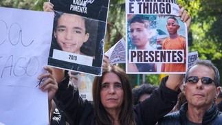 A atriz Malu Mader participa de protesto em frente ao Palácio Guanabara contra a violência no estado do Rio de Janeiro — Foto: Márcia Foletto/Agência O Globo