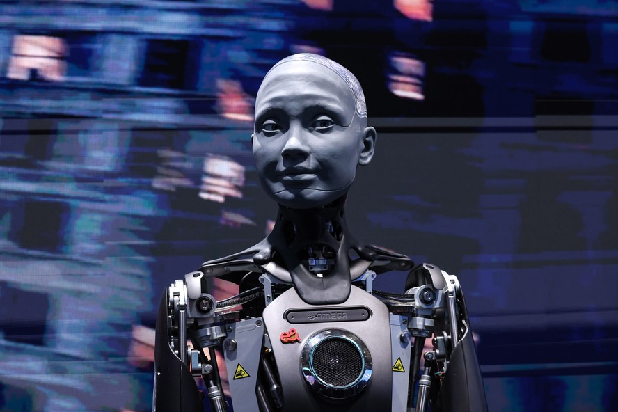 Robô Ameca movido por inteligência artificial no Mobile World Congress (MWC) em Barcelona, Espanha