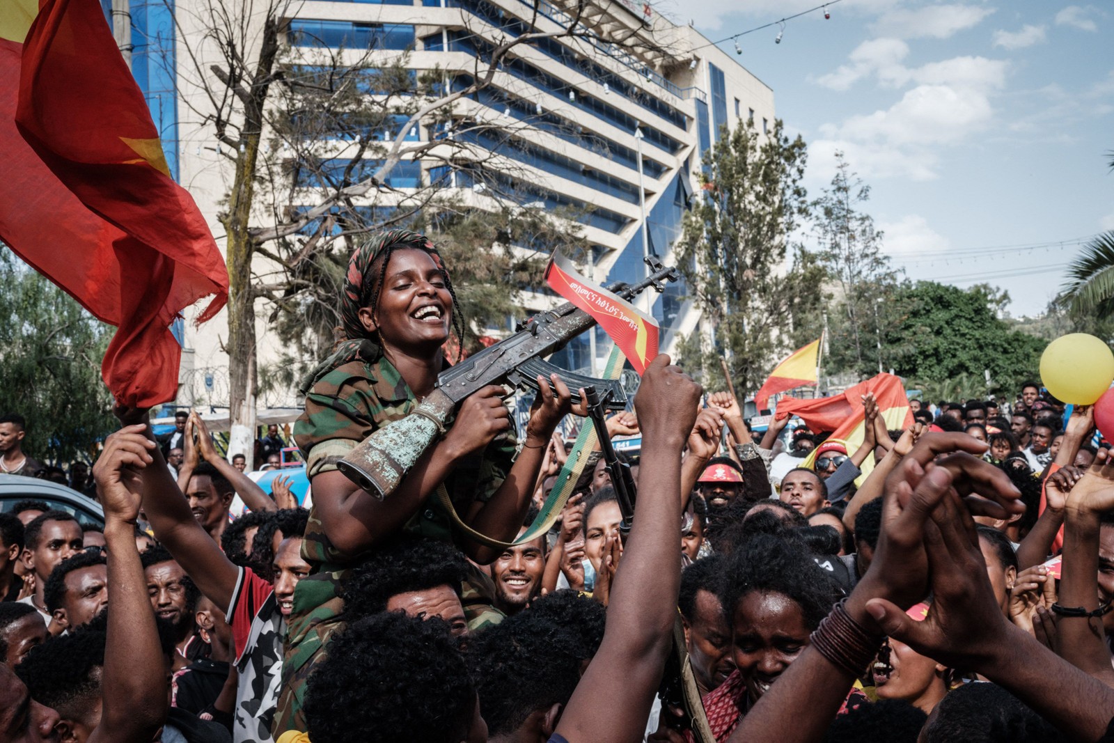 Mulheres soldados da Força de Defesa Tigray (TDF), movimento separatista, comemoram a tomada de controle da capital da região de Tigray, na Etiópia. Desde novembro do ano passado há um conflito entre forças do governo da Etiópia e rebeldes ligados ao partido que dominava o estado de TigrayAFP