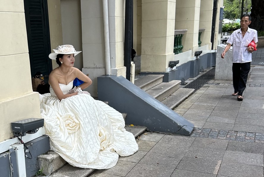 Noiva aguarda sessão de fotos em Cantão