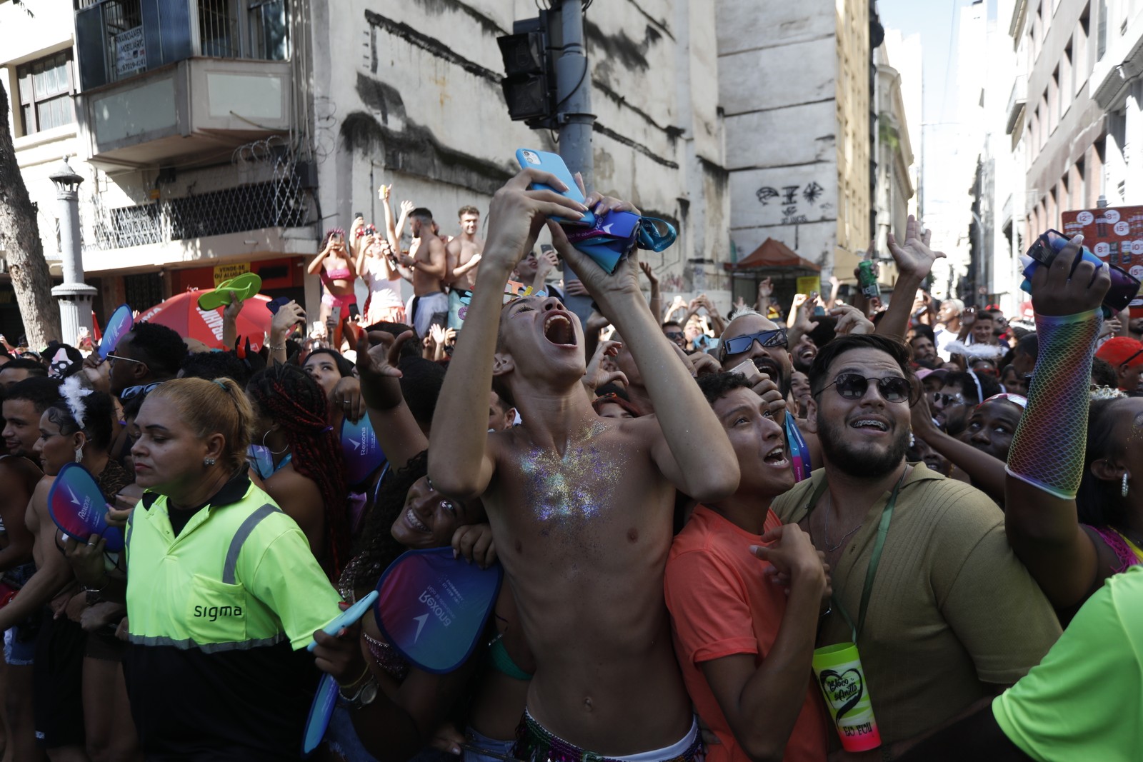 Foliões acompanham bloco da Anitta no Centro — Foto: Guito Moreto