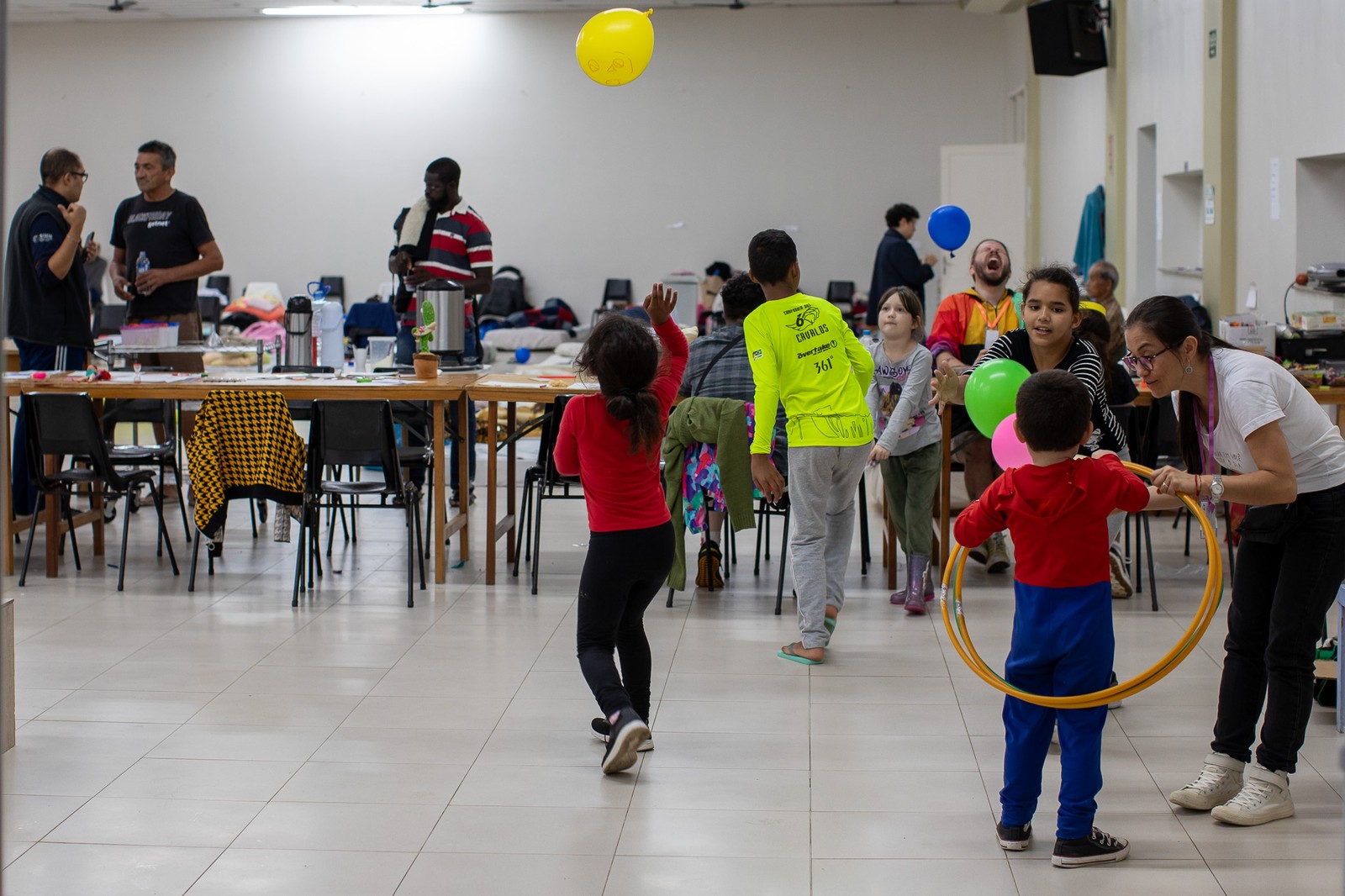 Crianças na Pastoral do Migrante, no RS — Foto: Edilson Dantas/Agência O Globo