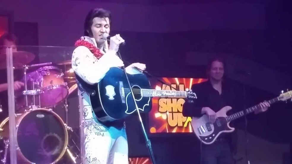 Imagem do show 'All shook up', um dos muitos tributos a Elvis Presley em cartaz ainda hoje em Las Vegas — Foto: Youtube / Reprodução