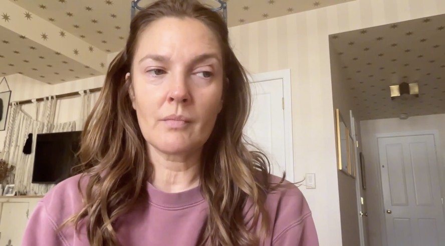 Drew Barrymore em vídeo publicado nas redes sociais