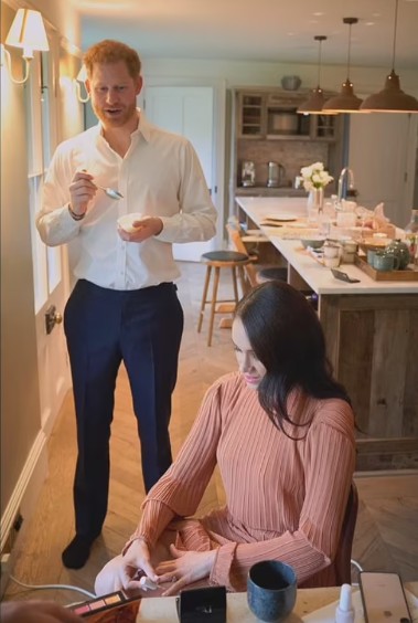 Harry e Meghan na cozinha do Frogmore Cottage, localizado perto do Castelo de Windsor, da família real do Reino Unido — Foto: Reprodução / Netflix