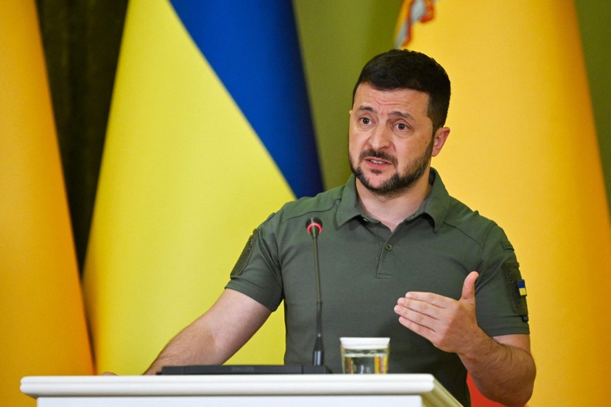 Presidente da Ucrânia, Volodymyr Zelensky, dá entrevista coletiva em Kiev ao lado do premier da Espanha, Pedro Sánchez