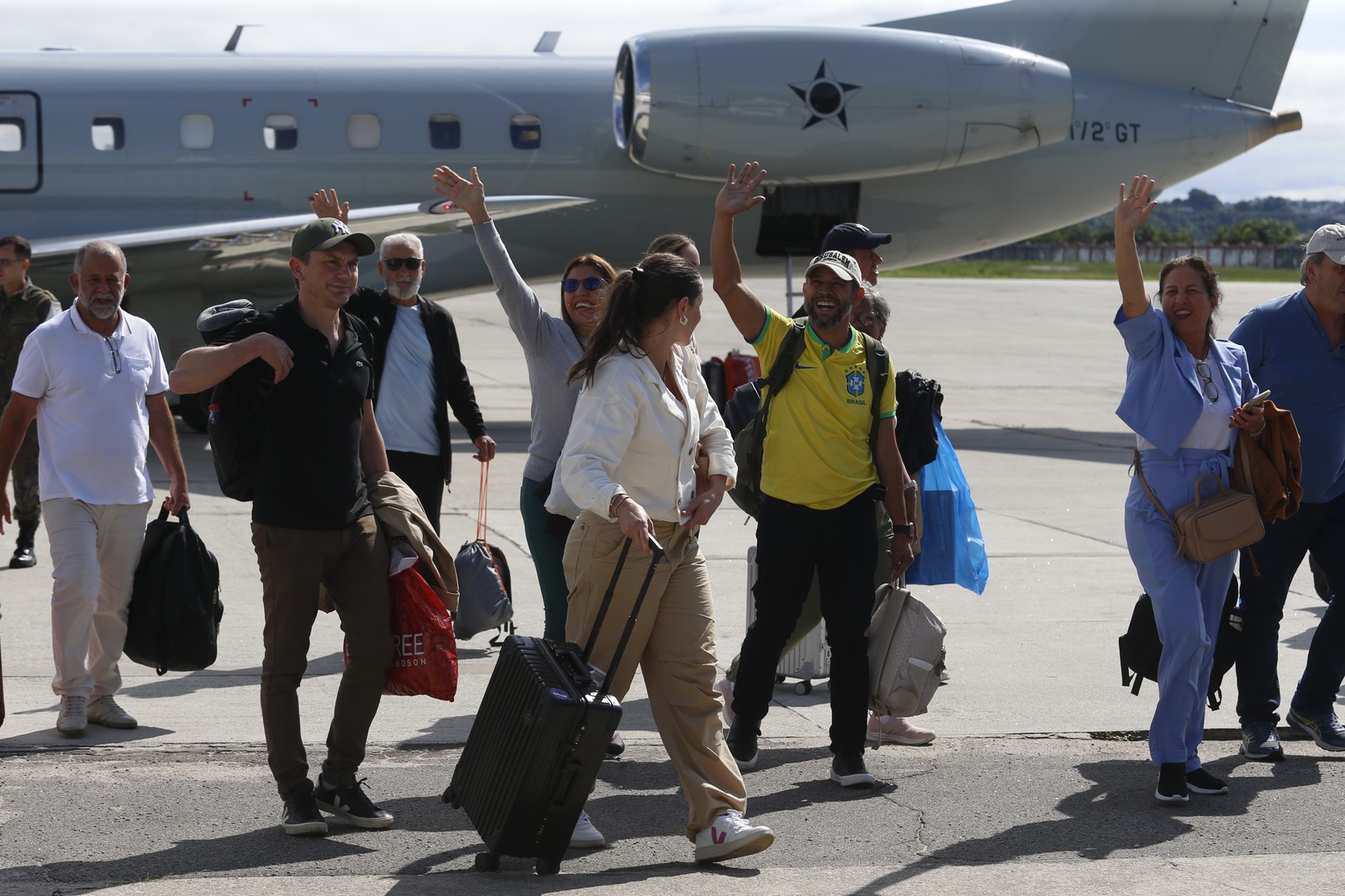 204 homens e mulheres, cinco bebês de colo, três gatos e um cão estavam no avião que chegou de Israel para o Rio nesta quarta-feira — Foto: Fabiano Rocha/Agência O Globo