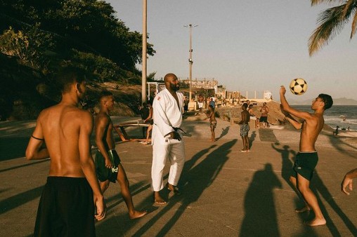 Teddy Riner joga altinha no Rio — Foto: Instagram