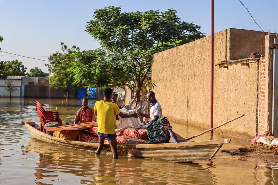 Moradores tentam resgatar itens de casas submersas por enchentes em N'Djamena. - Inundações destruíram dezenas de casas em Walia, um bairro pobre no sul da capital do Chade