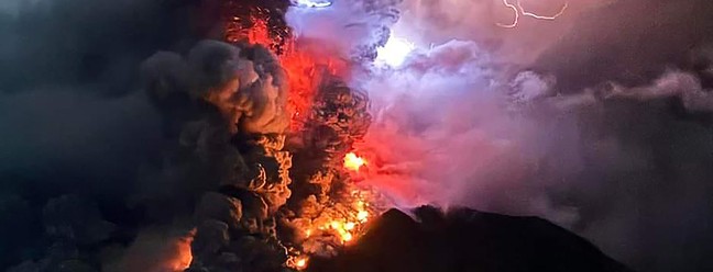 Erupção de vulcão faz Indonésia elevar grau de perigo e emitir alerta de tsunami — Foto: AFP