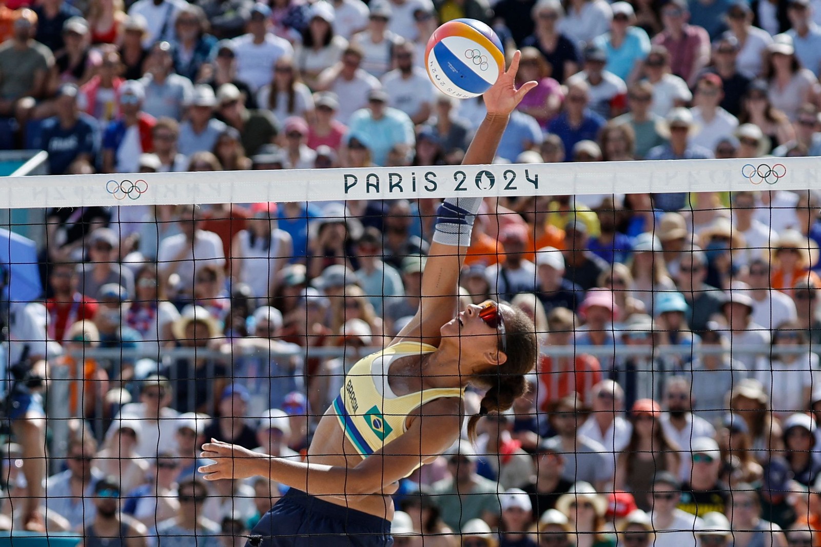 Ana Patricia Silva Ramos durante partida de vôlei de praia entre Brasil e Egito — Foto: Luis TATO / AFP