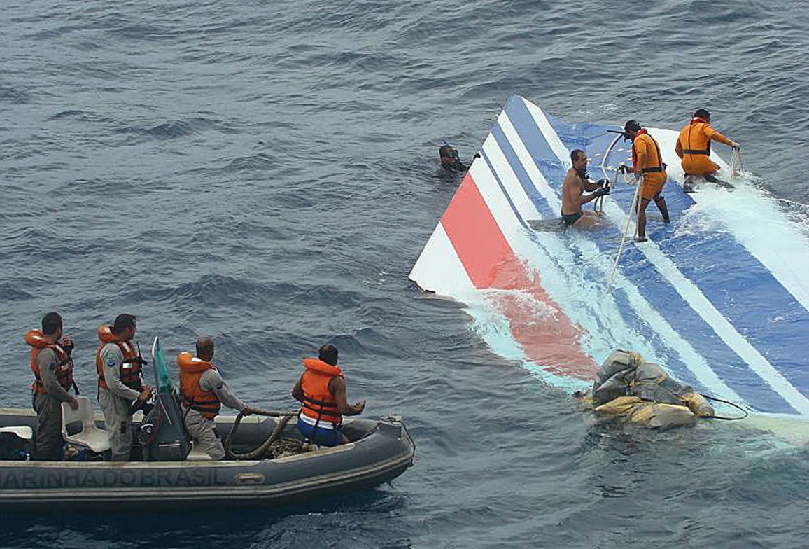 Mergulhadores com uma parte da fuselagem do AirBus, em 2009 — Foto: Arquivo/Marinha do Brasil