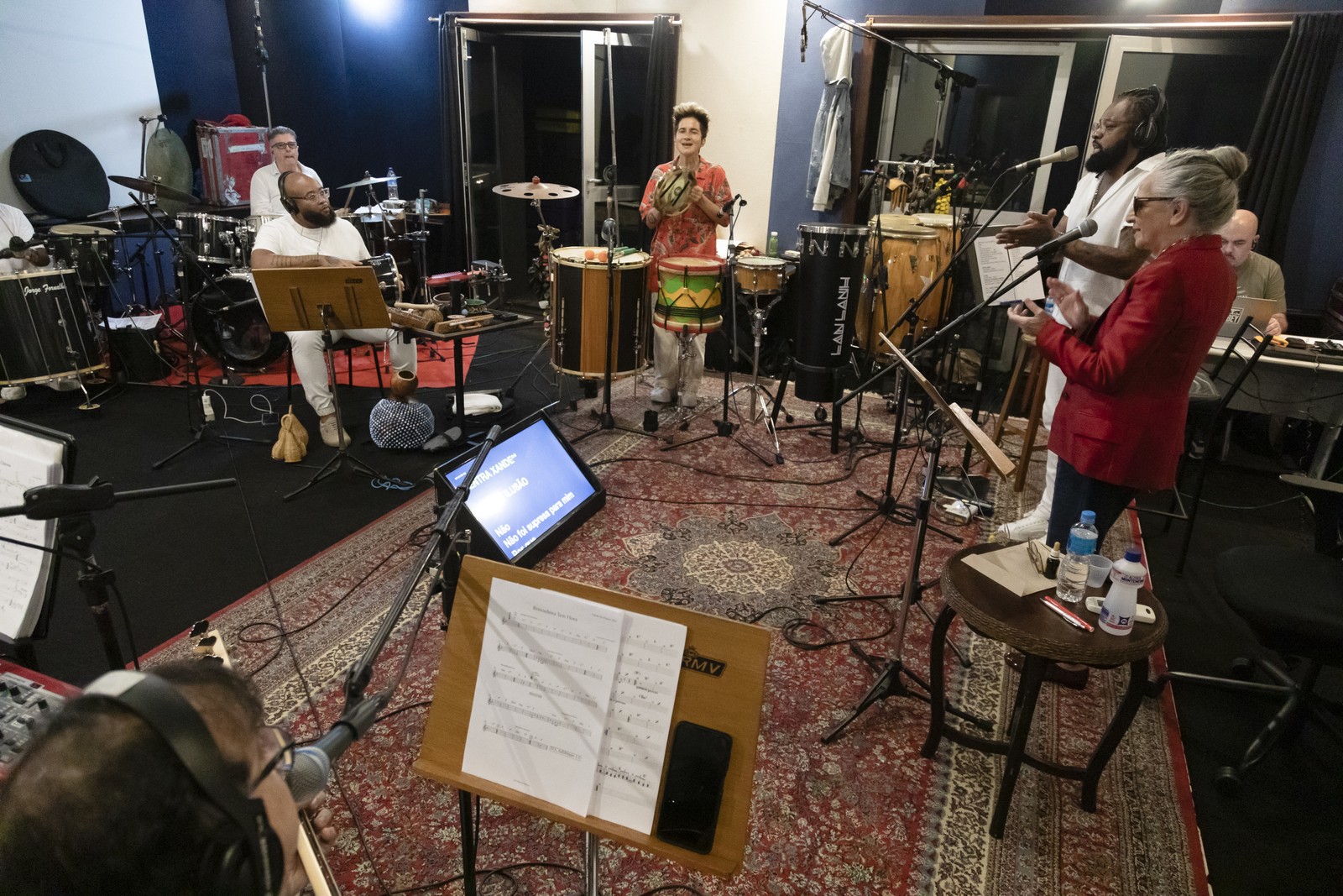 Bethânia, Xande de Pilares e os músicos, durante um ensaio — Foto: Leo Martins/Agência O Globo