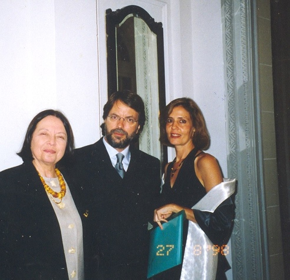 Nélida Pinõn, Mia Couto e Patrícia Couto em 1998, na posse de Nélida como presidente da ABL — Foto: Arquivo pessoal/Mia Couto