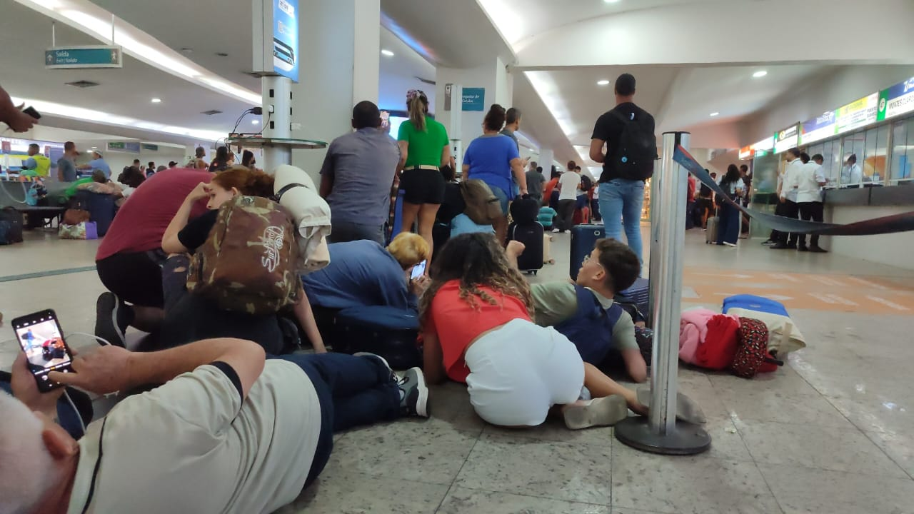 Passageiros deitados tentando se proteger dos tiros na Rodoviária Novo Rio — Foto: Carmélio Dias