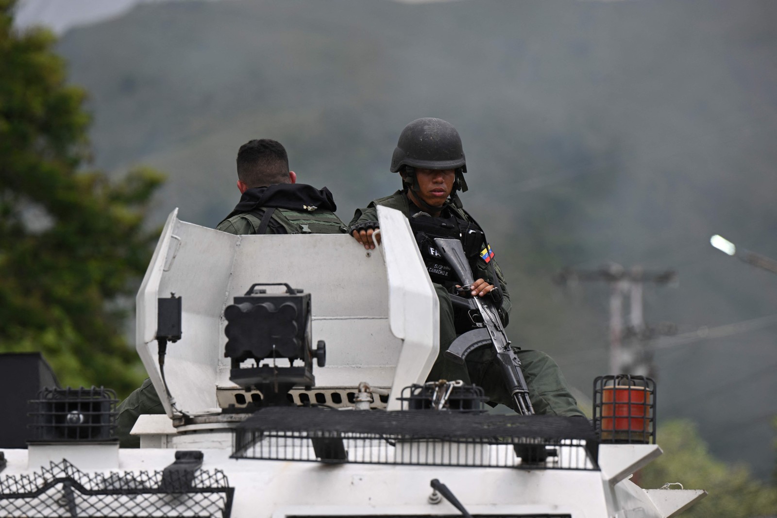 Operação das forças do governo da Venezuela na prisão de Tocoron em Maracay — Foto: YURI CORTEZ/AFP
