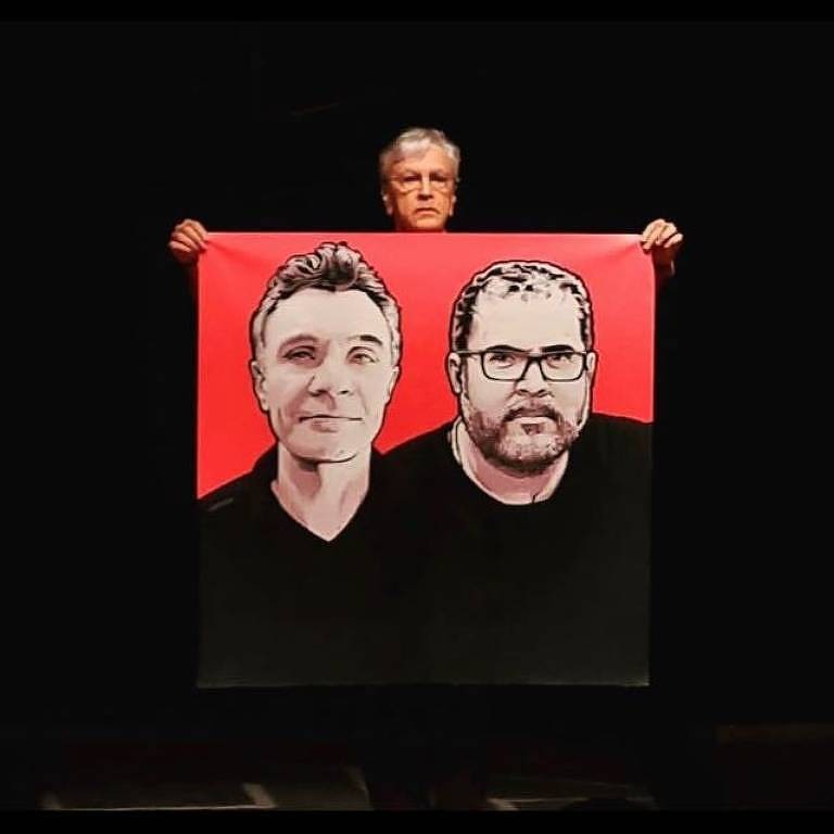 Caetano com uma bandeira com os rostos de Bruno e Dom Divulgação — Foto: Divulgação