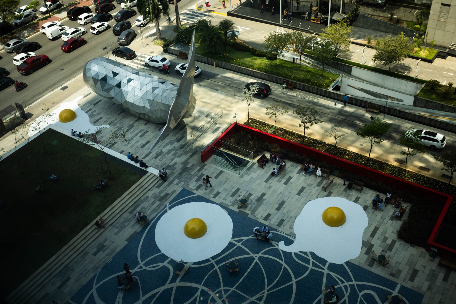 EGGCIDENT. Intervenção urbana criada pelo artista holandês Henk Hofstra, que busca chamar a atenção para as mudanças e o aquecimento global. — Foto: Maria Isabel Oliveira/Agência O Globo