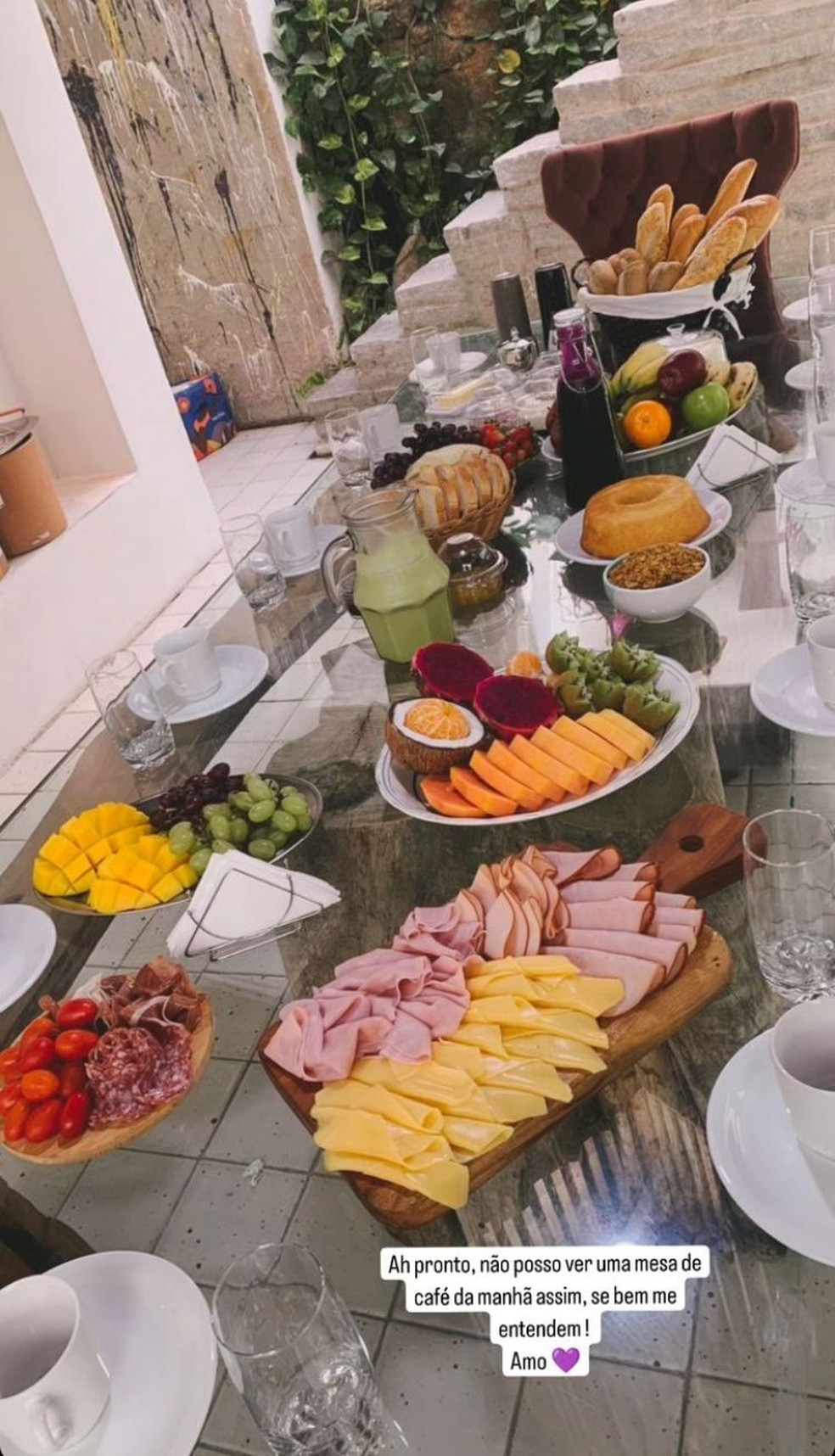 Café da manhã dos ex-BBBs Michel, Giovanna, Leidy e Raquele — Foto: Reprodução / Instagram
