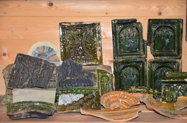 Azulejos e cerâmicas encontrados no local durante a pesquisa — Foto: Divulgação