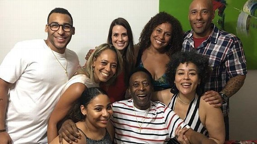 Pelé reconheceu sete filhos, além de ter uma enteada