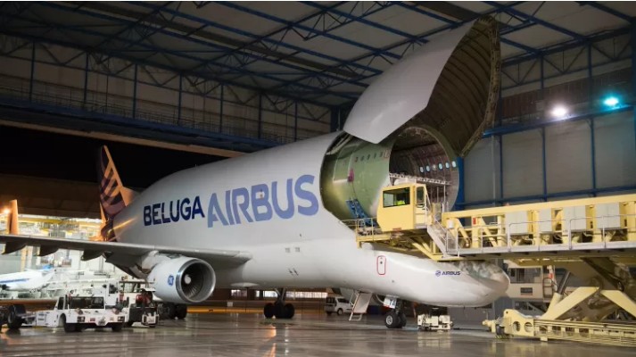 O Beluga é um dos maiores aviões de carga do mundo em volume, à frente até do Lockheed C-5 Galaxy, usado pelas Forças Armadas dos Estados Unidos, e do Antonov An-124, irmão menor do An-225, ex-maior cargueiro do mundo. — Foto: Divulgação/Frederic Lancelot/Airbus