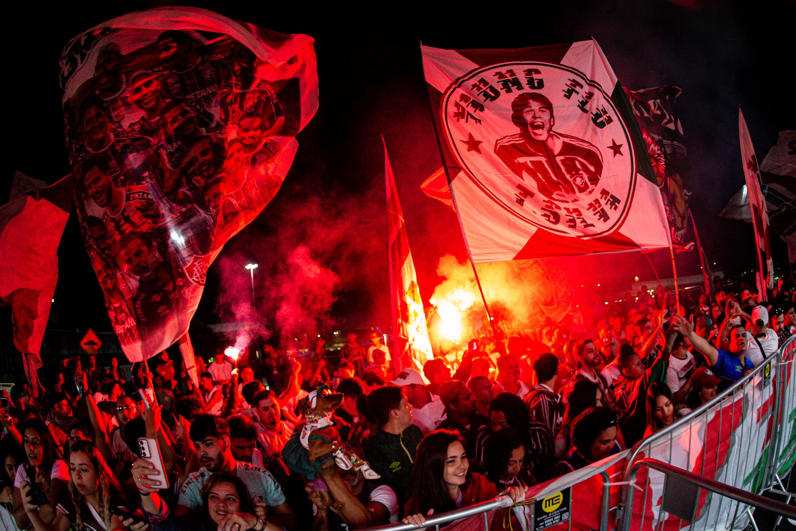 Torcida celebrou do lado de fora do Aeroporto do Galeão a chegada do Zagueiro Thiago Silva no Rio de Janeiro — Foto: MARCELO GONÇALVES / FLUMINENSE F.C