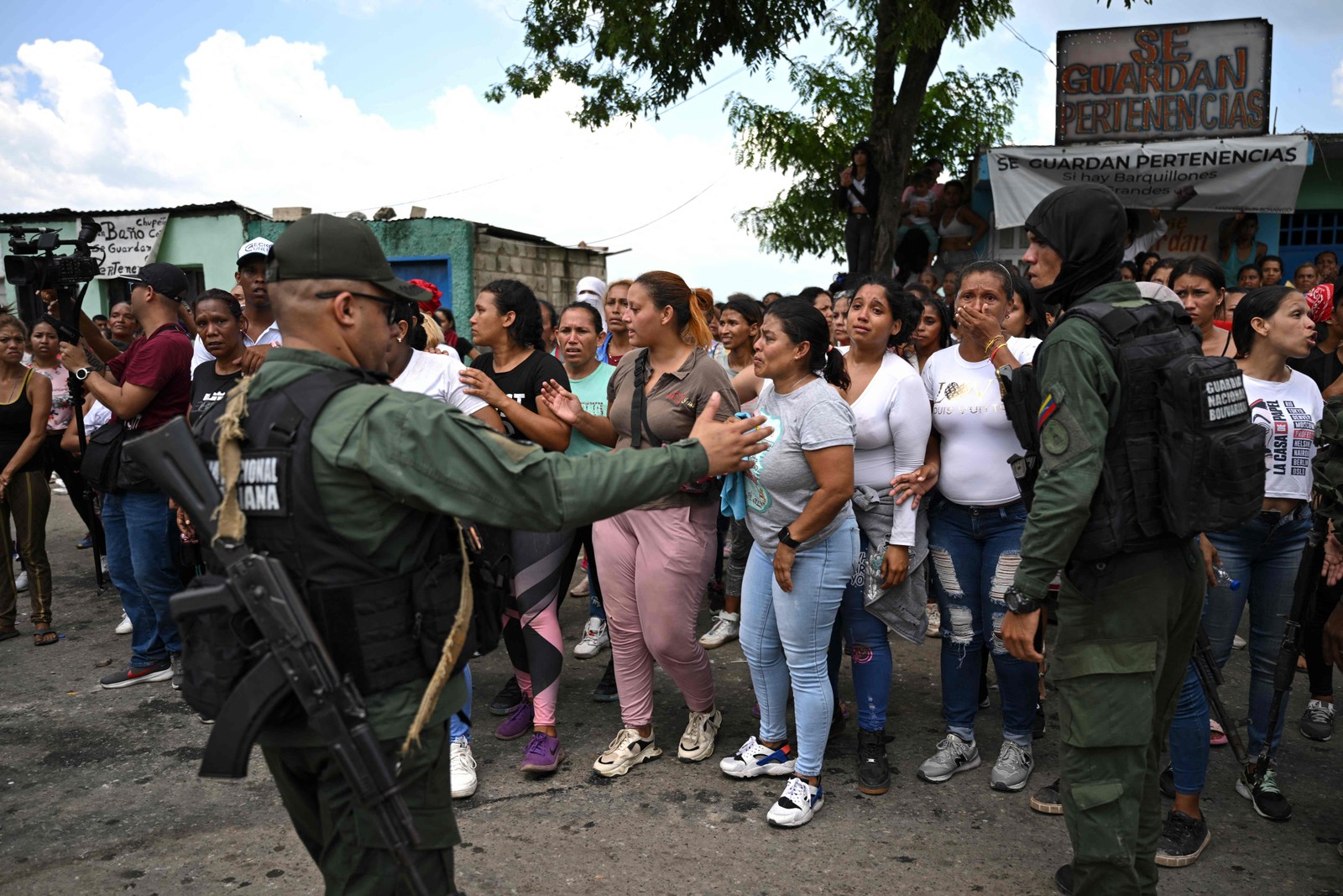 Operação das forças do governo da Venezuela na prisão de Tocoron em Maracay — Foto: YURI CORTEZ/AFP