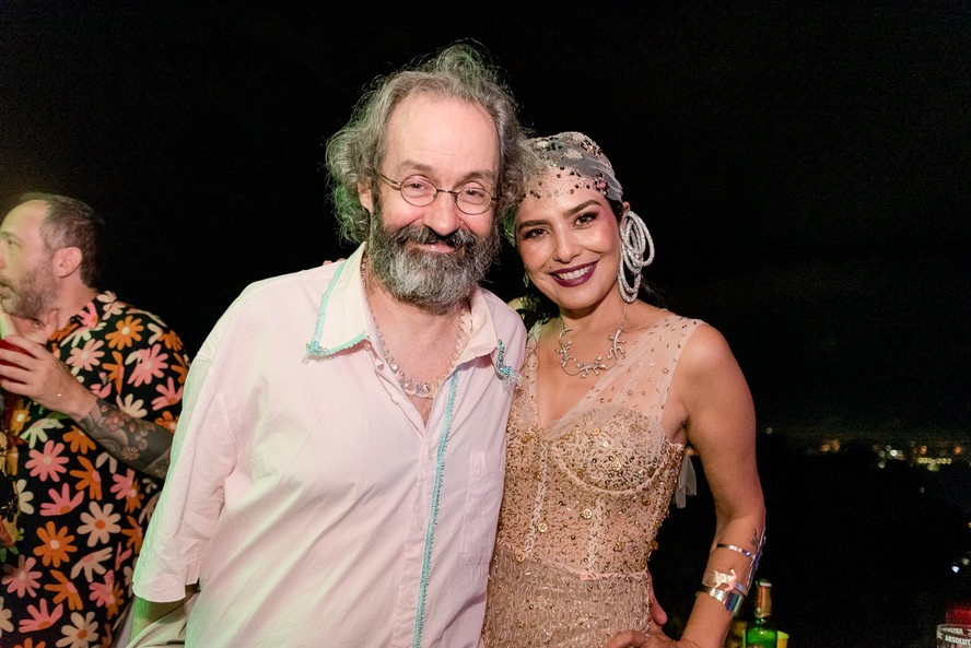 Daniel Dias e Letícia Sabatella curtem baile de carnaval no Rio