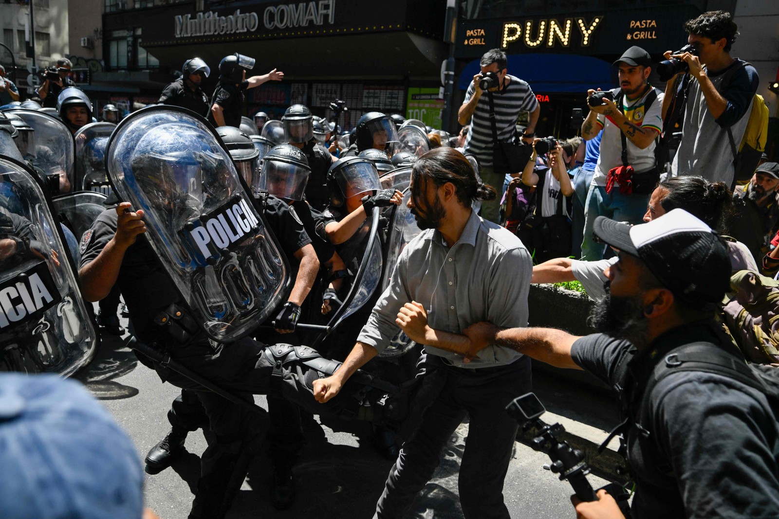 Houve tumulto durante a dispersão da multidão, na tarde desta quarta-feira, e agentes de segurança entraram em confronto com manifestantes — Foto: LUIS ROBAYO / AFP