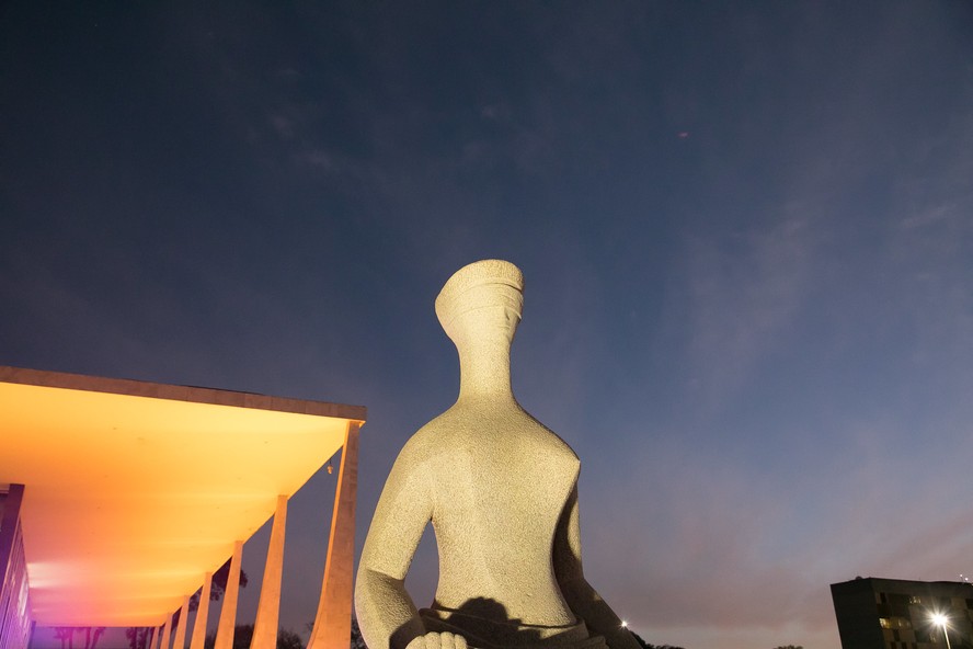 Estátua simbolizando a Justiça em frente à sede do Supremo Tribunal Federal